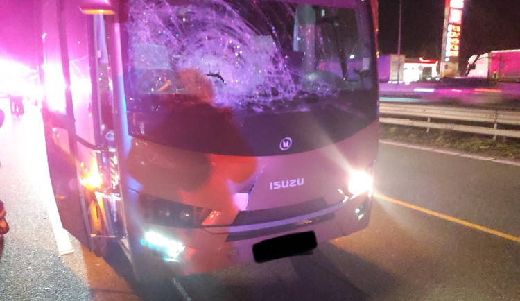 Muž srážku s autobusem nepřežil.