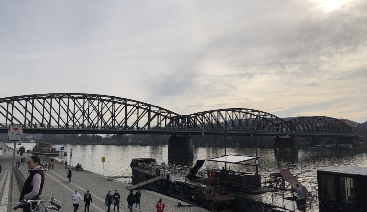 Stát stále počítá s výměnou mostu na Výtoni. Pro starou konstrukci hledá Praha místo