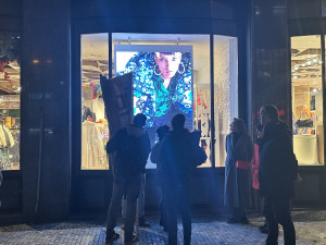 VIDEO: Aktivistům došla trpělivost s otravnou světelnou reklamou, zakryli ji dílem od umělkyně Toybox