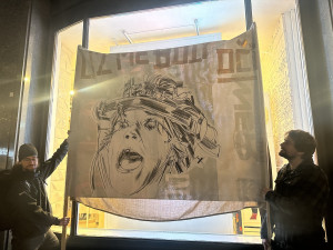 VIDEO: Aktivistům došla trpělivost s otravnou světelnou reklamou, zakryli ji dílem od umělkyně Toybox