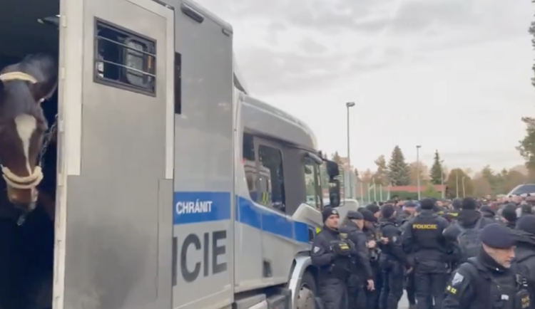 Na místě jsou desítky policistů.