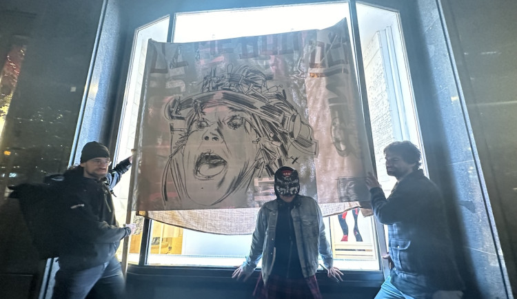 VIDEO: Aktivistům došla trpělivost s otravnou světelnou reklamou, zakryli ji dílem od umělkyně Toybox