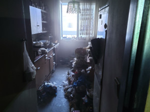 Při požáru v Praze zemřel muž, v bytě mu hořel odpad