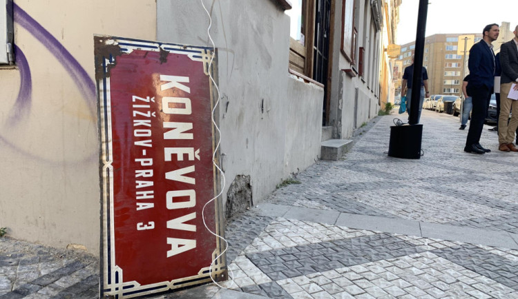 Dražba cedulí z Koněvky vynesla šedesát tisíc. Peníze pomohou dětem s handicapem