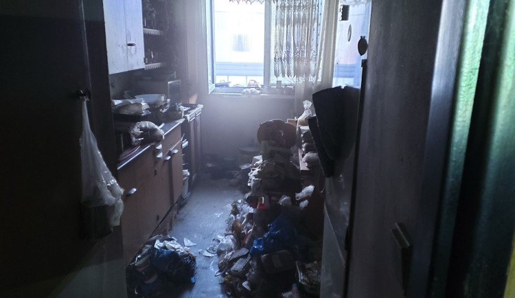 V bytě vzplál odpad.