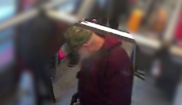 Muž na děti vytáhl pistoli.