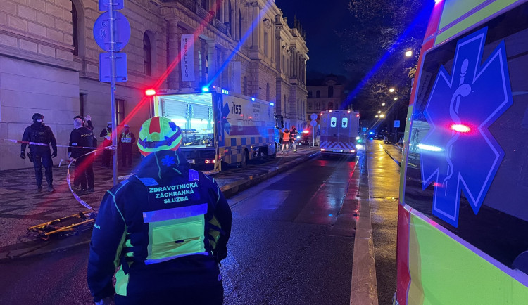 Vrah studentů nejdřív zabil svého otce, pak přijel střílet do Prahy