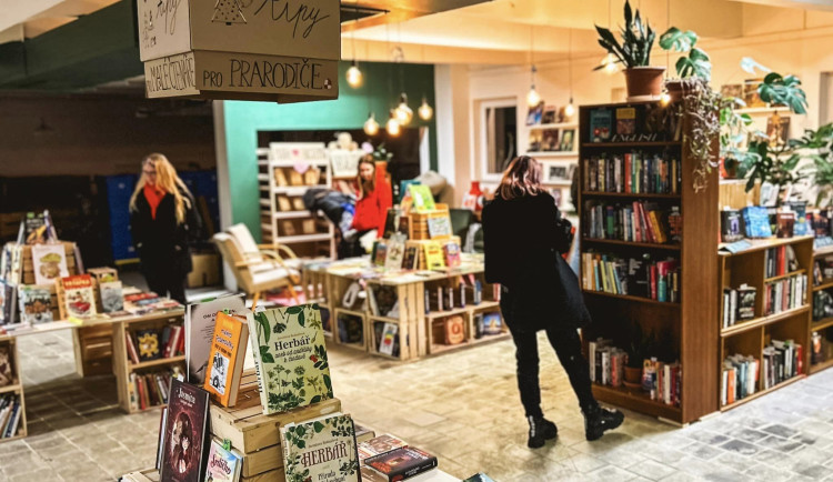 Knižní secondhand Knihobot otevřel v Praze své první knihkupectví