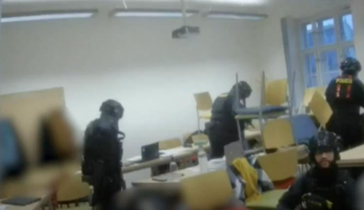 VIDEO: Je na střeše! Policisté zveřejnili záznam zásahu proti střelci na pražské univerzitě