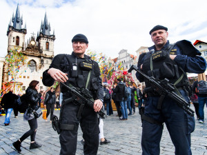 Policisté budou v ulicích s dlouhými zbraněmi. Posvítí si i na aktivitu lidí na sociálních sítích