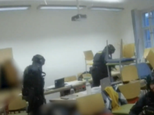 VIDEO: Je na střeše! Policisté zveřejnili záznam zásahu proti střelci na pražské univerzitě