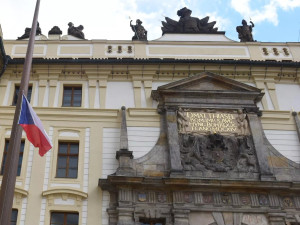 Vlajky na půl žerdi a zrušené akce. Česko truchlí za oběti masové vraždy