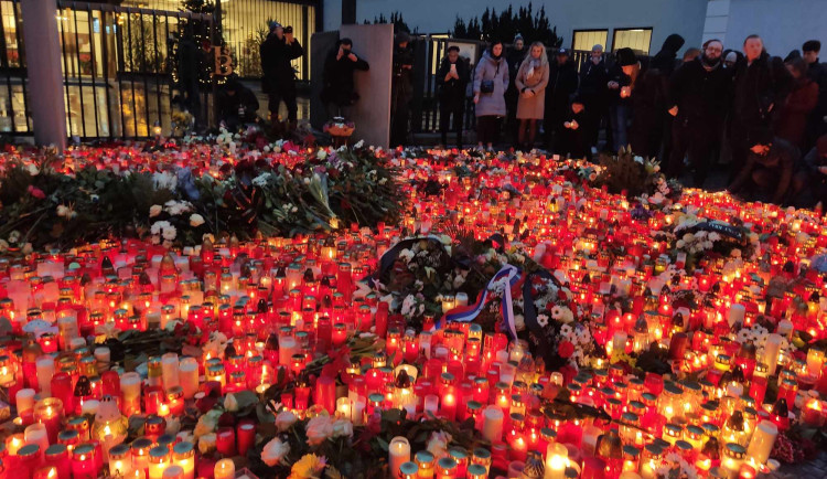 K pietě před Karolinem se připojují tisíce lidí. Univerzita děkuje za projevy podpory