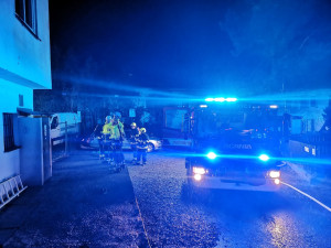 VIDEO: Tragédie na Štědrý den. Při nočním požáru zemřel člověk, další jsou zranění