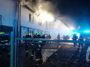 VIDEO: Tragédie na Štědrý den. Při nočním požáru zemřel člověk, další jsou zranění