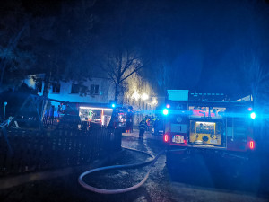 VIDEO: Tragédie na Štědrý den. Při nočním požáru zemřel člověk, další jsou zranění