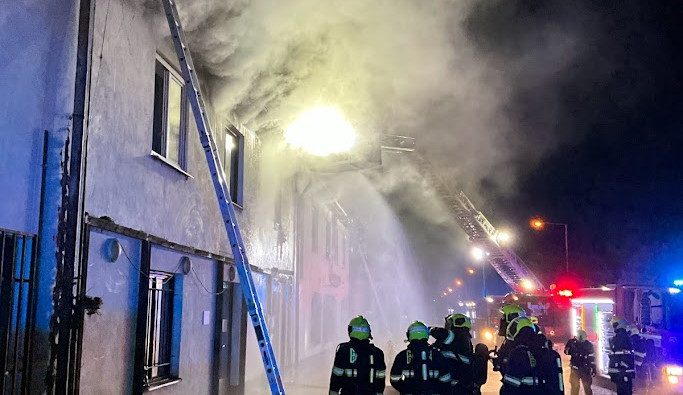 VIDEO: Tragédie na Štědrý den. Při nočním požáru zemřel člověk, další jsou zranění