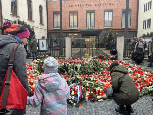 Lidé navštěvovali pietní místa v centru Prahy i na první svátek vánoční
