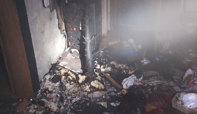 Prskavka na stromečku málem změnila Štědrý večer v tragédii. Hasiči zachránili z hořícího bytu šest lidí