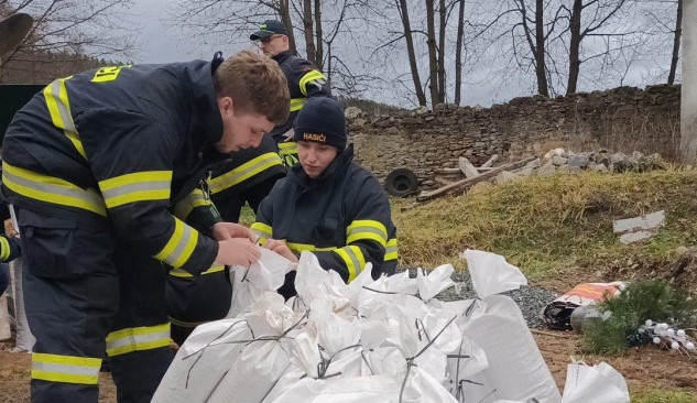 S velkou vodou pomáhají středočeští hasiči.