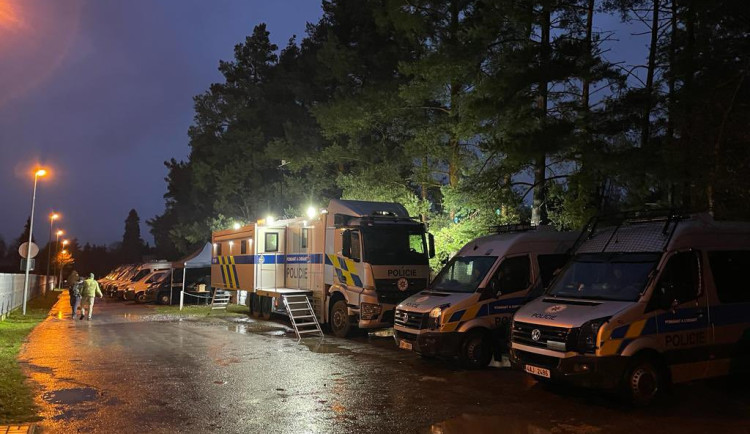 Policie prohledávala Klánovický les dva dny.
