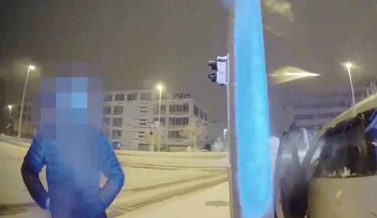 VIDEO: Muž boural v v půjčeném autě bez dokladů, zato s rumem v těle