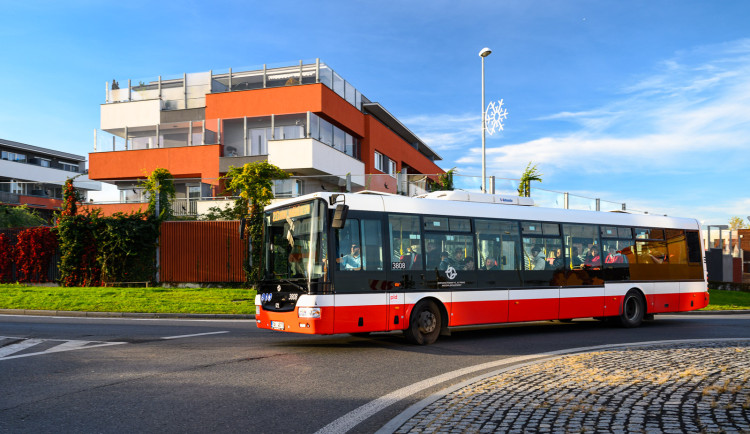 Upravené trasy autobusů a nová linka. Pražský dopravní podnik připravil do nového roku změny