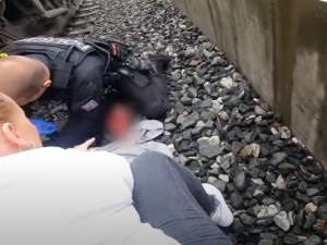 VIDEO: Mladá dívka se chtěla zabít a skočila pod vlak. Život jí zachránili policisté