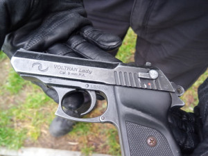 Dva malí kluci našli na dětském hřišti v Praze schovanou zbraň