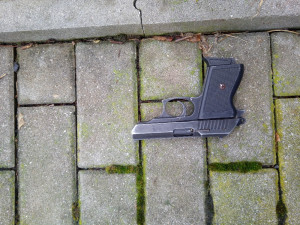 Dva malí kluci našli na dětském hřišti v Praze schovanou zbraň