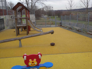 Dva malí kluci našli na dětském hřišti v Praze schovanou zbraň