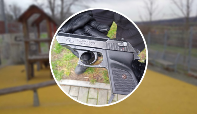 Dva malí kluci našli na dětském hřišti v Praze schovanou zbraň