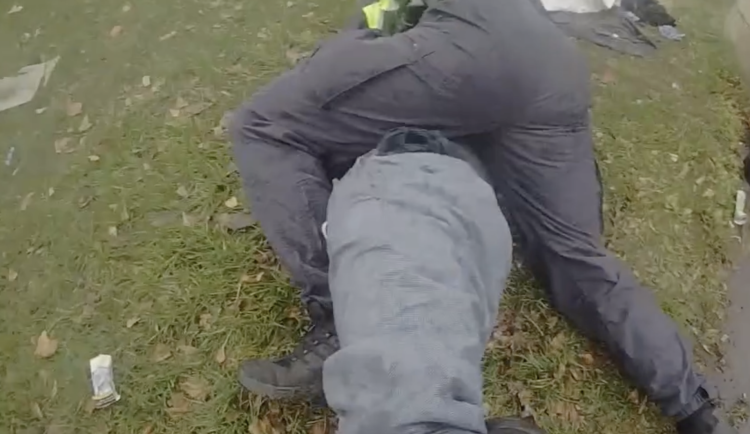 VIDEO: Jsem boxer, hlásal opilý pasažér tramvaje. Strážníky ale nepřepral