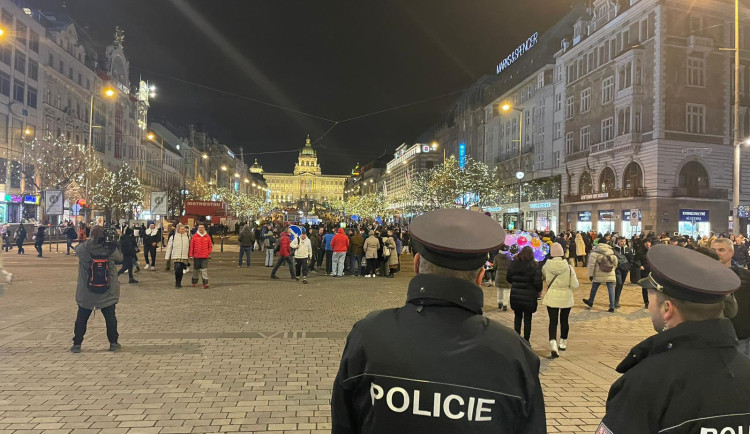 VIDEO: Policisté v Praze na silvestra uložili několik pokut za pyrotechniku, hasiči zasahovali u šesti požárů