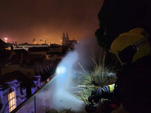 VIDEO: Terasa v plamenech, hořící kontejnery i křoví. Hasiči zasahovali u skoro padesáti požárů souvisejících s pyrotechnikou