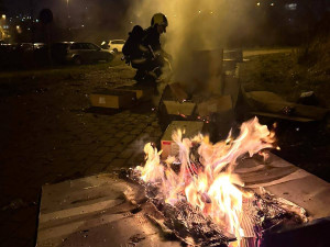 VIDEO: Terasa v plamenech, hořící kontejnery i křoví. Hasiči zasahovali u skoro padesáti požárů souvisejících s pyrotechnikou