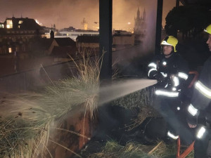 VIDEO: Terasa v plamenech, hořící kontejnery i křoví. Hasiči zasahovali u skoro padesáti požárů souvisejících s pyrotechnikou