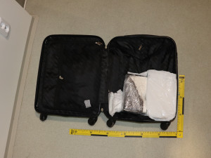 Pašeráci drog si nedají pokoj. Do Prahy kokain vozí i v těle