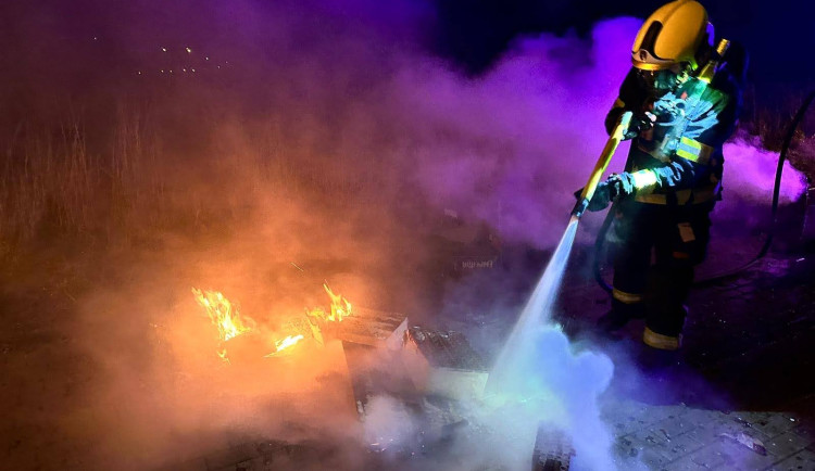 Hořel odpad i zbytky pyrotechniky.