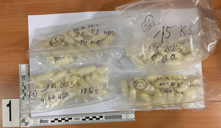 Pašeráci drog si nedají pokoj. Do Prahy kokain vozí i v těle