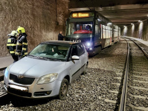 VIDEO: Řidička sedla na Silvestra opilá za volant, uvízla v tunelu pro tramvaje