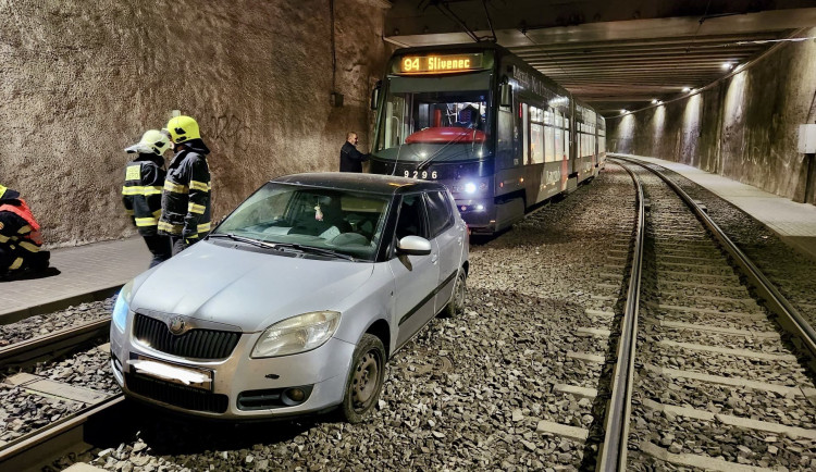 Uvízlé auto museli vyprostit hasiči.