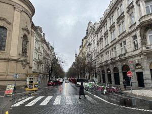 VIDEO: Policie uzavřela Pařížskou, pyrotechnik tam zkoumal odložené zavazadlo