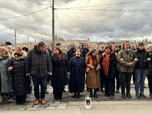 VIDEO: V centru Prahy uctili památku obětí střelby, stovky lidí symbolicky objaly budovu fakulty