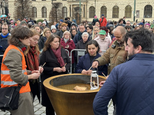 VIDEO: V centru Prahy uctili památku obětí střelby, stovky lidí symbolicky objaly budovu fakulty