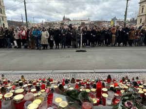 VIDEO: V centru Prahy uctili památku obětí střelby, stovky lidí symbolicky objaly budovu fakulty