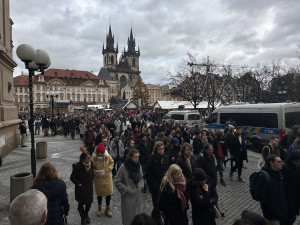 VIDEO: V centru Prahy uctili památku obětí střelby, stovky lidí symbolicky objaly budovu fakulty