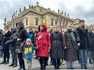 VIDEO: V centru Prahy uctili památku obětí střelby, stovky lidí symbolicky objaly budovu fakulty