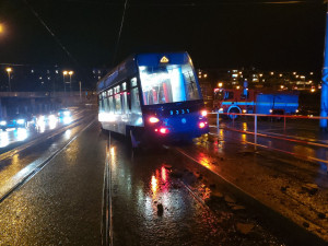 V Praze vykolejila tramvaj, zranila se jedna žena