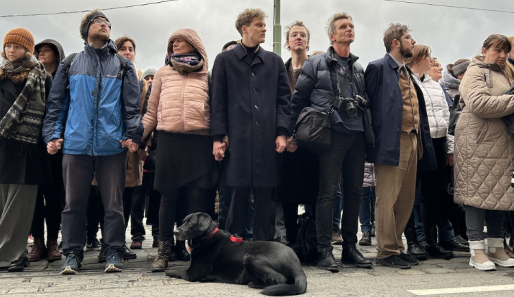 VIDEO: V centru Prahy uctili památku obětí střelby, stovky lidí symbolicky objaly budovu fakulty